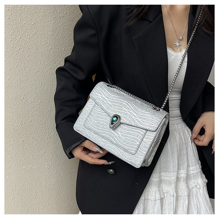 Diamond-Textured Serpent Clasp Shoulder Bag in Silver