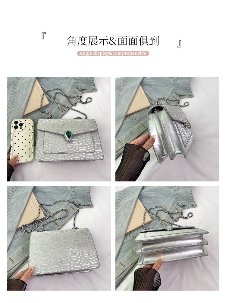 Diamond-Textured Serpent Clasp Shoulder Bag in Silver