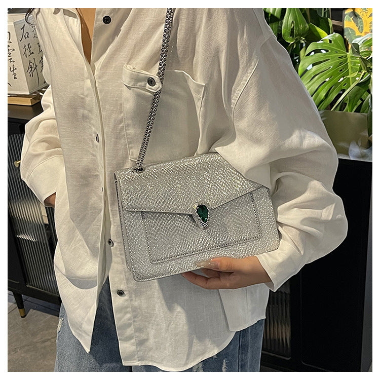 Diamond-Textured Serpent Clasp Shoulder Bag in Silver