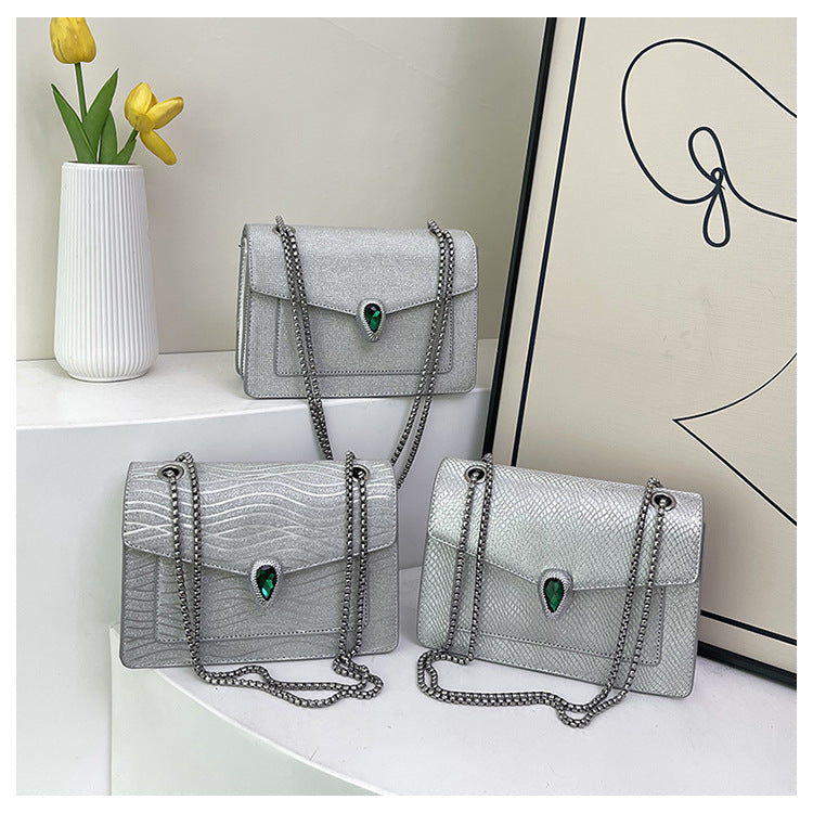 Diamond-Textured Serpent Clasp Shoulder Bag in Silver