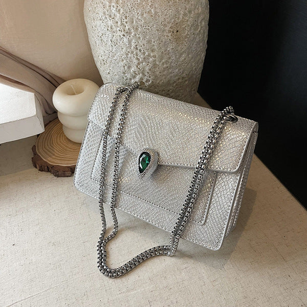 Diamond-Textured Serpent Clasp Shoulder Bag in Silver