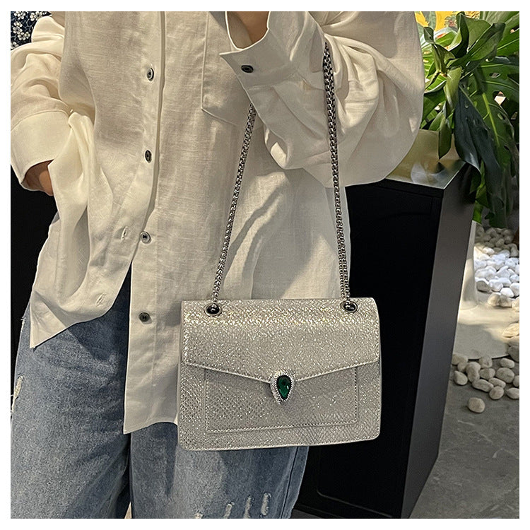Diamond-Textured Serpent Clasp Shoulder Bag in Silver
