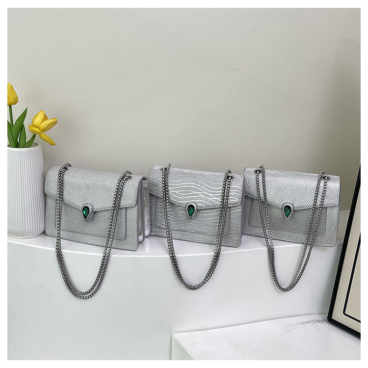 Diamond-Textured Serpent Clasp Shoulder Bag in Silver