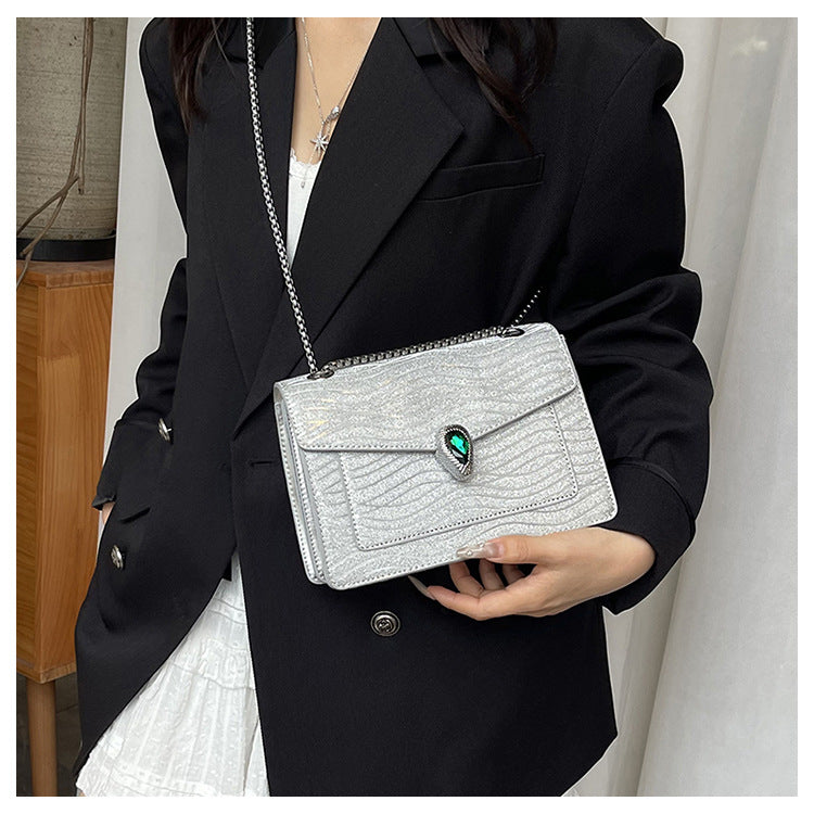 Diamond-Textured Serpent Clasp Shoulder Bag in Silver